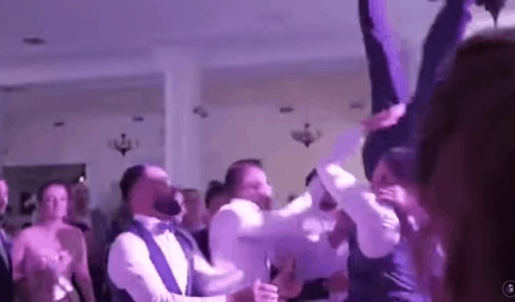 Amigos lanzan y dejan caer a novio en su boda en Rumania; sufre de daño vertebral