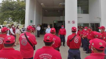 Reciben bomberos acusados de robo una disculpa por parte de Protección Civil... y despensas