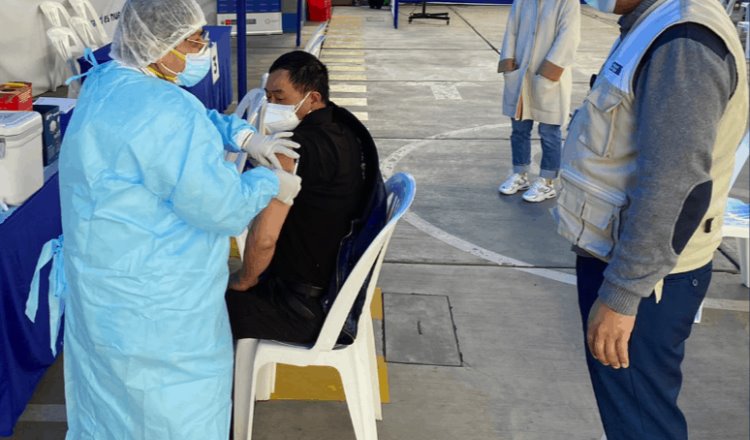 Aprueba Perú tercera dosis anticovid en personal médico y mayores de 65 años
