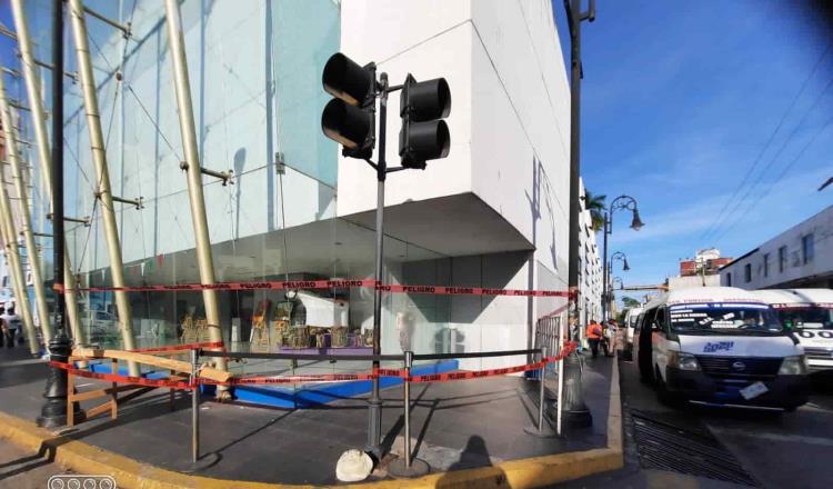 Se desprende cristal del Centro Cultural y cae en vía pública