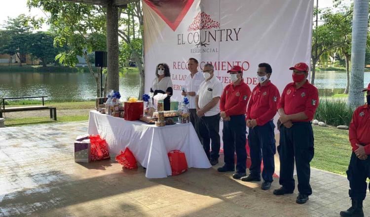 Homenajean en ‘El Country’ a bomberos acusados falsamente de robo, tras atender un incendio en la zona