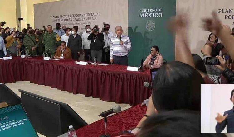 ¿Me van a respetar?, expresa AMLO durante irrupción de ciudadanos durante evento en Puebla