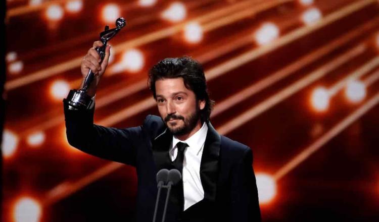 Recibe Diego Luna el Premio Platino de Honor 2021 por su trayectoria en cine