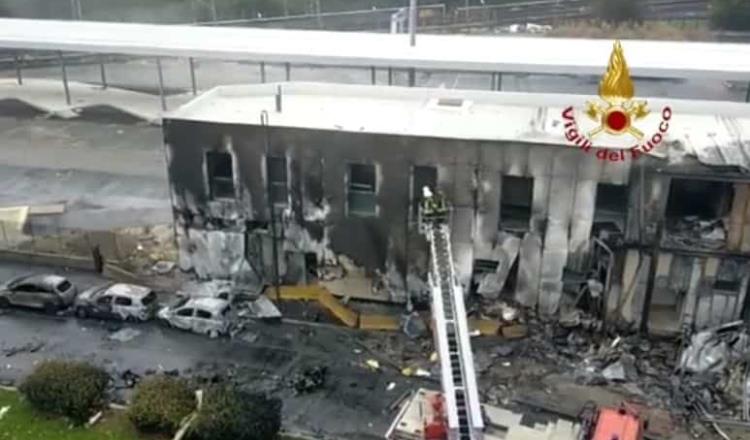 Mueren ocho al estrellarse avión turístico contra edificio cerca de Milán