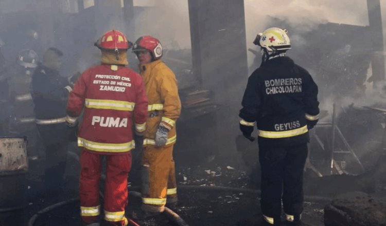 Fábrica de muebles arde en llamas en Chicoloapan, Edomex