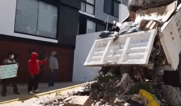 En Oaxaca, trabajadores de limpia arrojan basura frente a la casa del presidente municipal