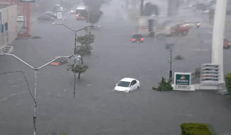 Lluvia en Mérida deja vehículos bajo el agua