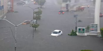 Lluvia en Mérida deja vehículos bajo el agua