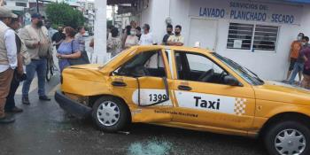 Chocan camioneta y taxi en la colonia El Águila; dos personas resultan lesionadas