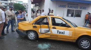 Chocan camioneta y taxi en la colonia El Águila; dos personas resultan lesionadas