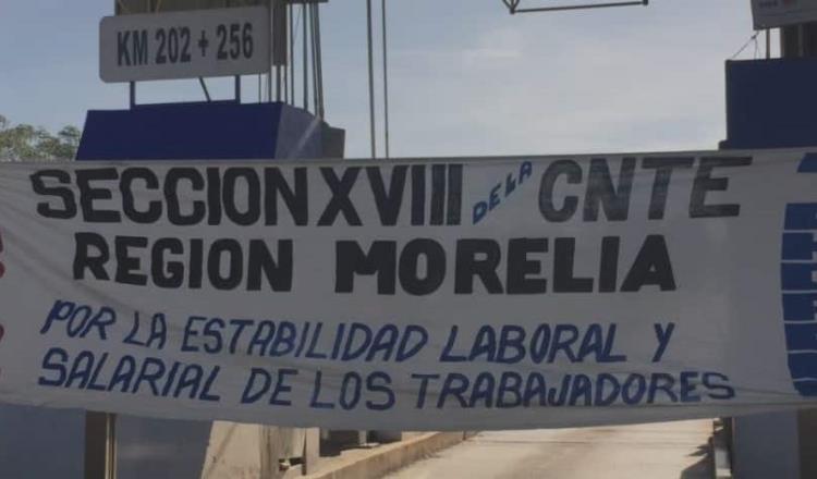 Maestros de la CNTE toman casetas de la autopista siglo XXI