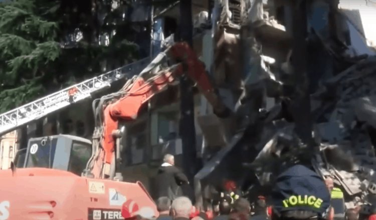 Edificio colapsa y deja atrapada a 15 personas en Georgia