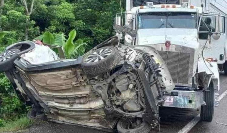 Conductor se duerme al volante y choca contra un tráiler en carretera Cárdenas-Coatzacoalcos