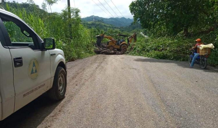 Liberan carretera Tapijulapa-Oxolotán afectada por deslizamiento  de tierra