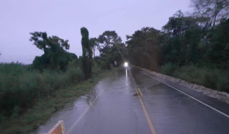 Tras lluvias se forman tres vados en la Villahermosa-Teapa 