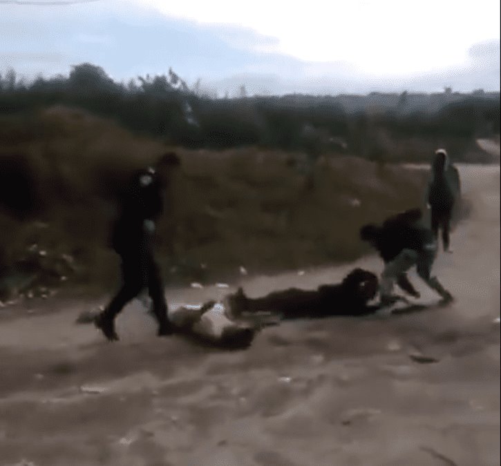 Riña entre civiles y policías en Chimalhuacán deja como saldo una patrulla quemada, un muerto y un herido