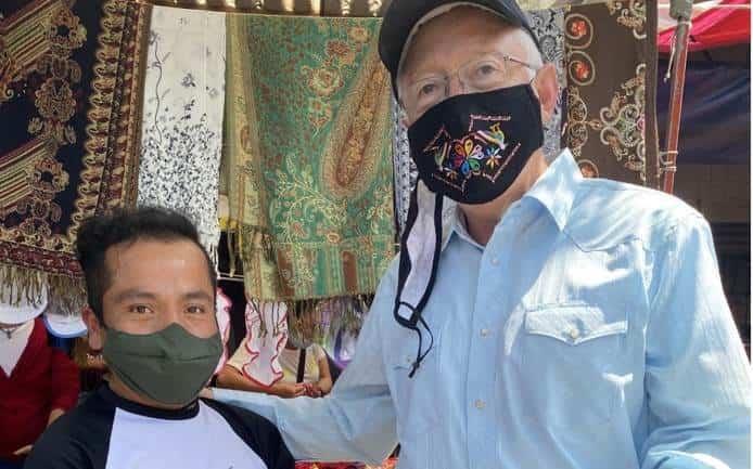 Presume Ken Salazar visita al Mercado Hidalgo en la CDMX; compra mascarillas alusivas al Día de Muertos 