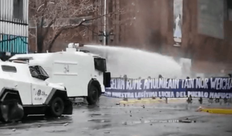 Enfrentamiento entre manifestantes y policía de Chile deja 18 heridos y 10 detenidos