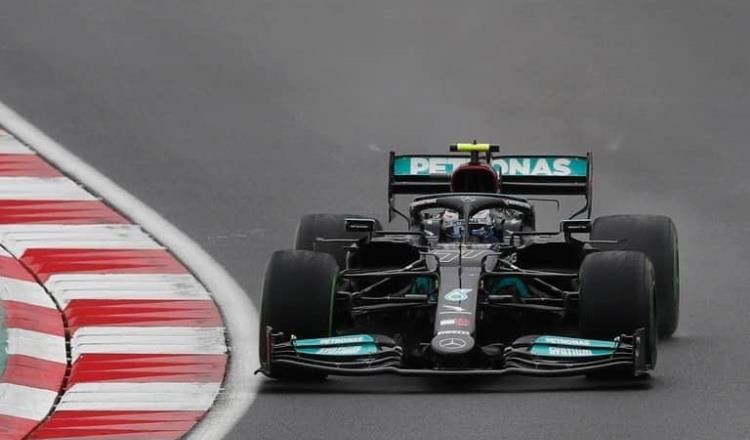 Hamilton rechaza “estar furioso” con Mercedes