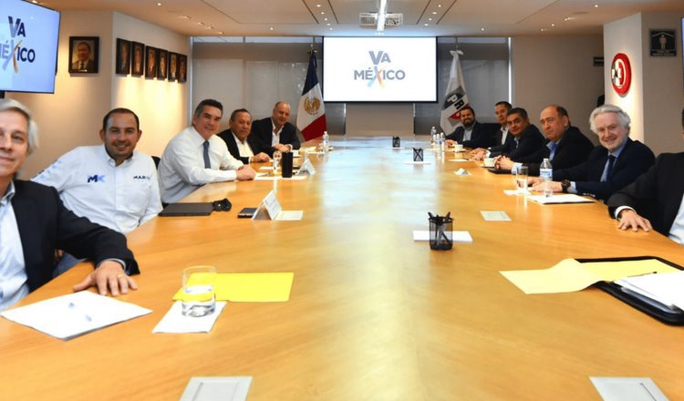 Califica presidente como “promiscuidad política” reunión de líderes partidistas con Claudio X. González
