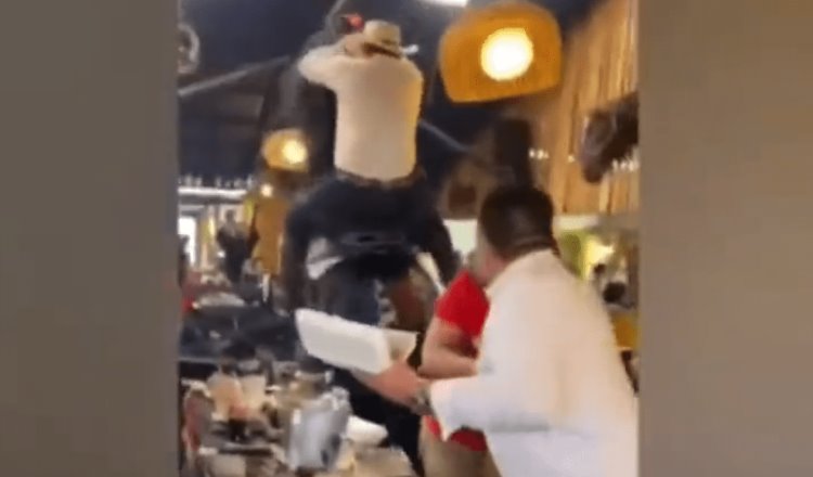 Cae caballo sobre comensales durante show en restaurante de Colombia