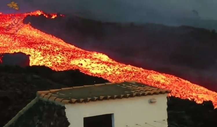 Volcán Cumbre Vieja de La Palma continúa expulsando lava y destruyendo casas