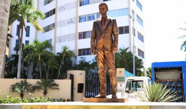 Vandalizan y retiran estatua de Eugenio Derbez en Acapulco… a menos de una semana de ser develada