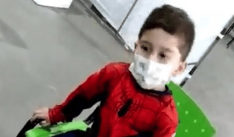 Niño acude a vacunarse contra el COVID-19 disfrazado de Spiderman en Argentina