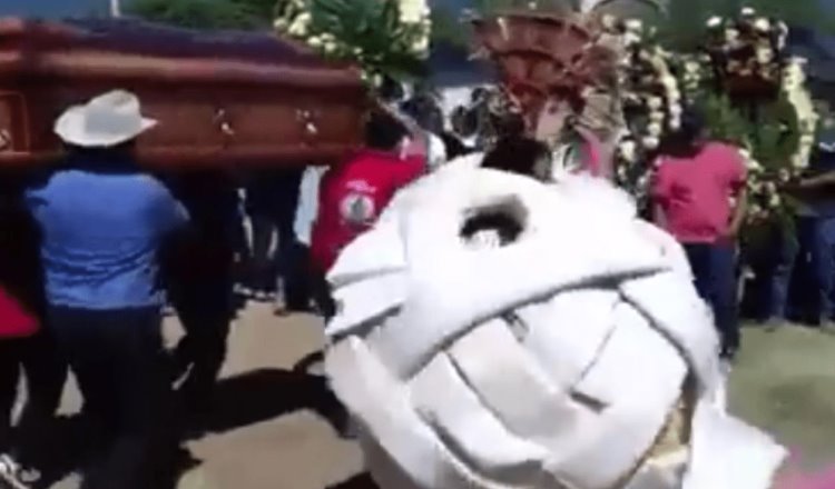 Llevan botarga de queso a funeral de dueño de una cremería en Oaxaca