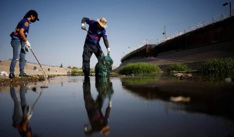 Se unen activistas de México y EU para limpiar el río Bravo tras derrame