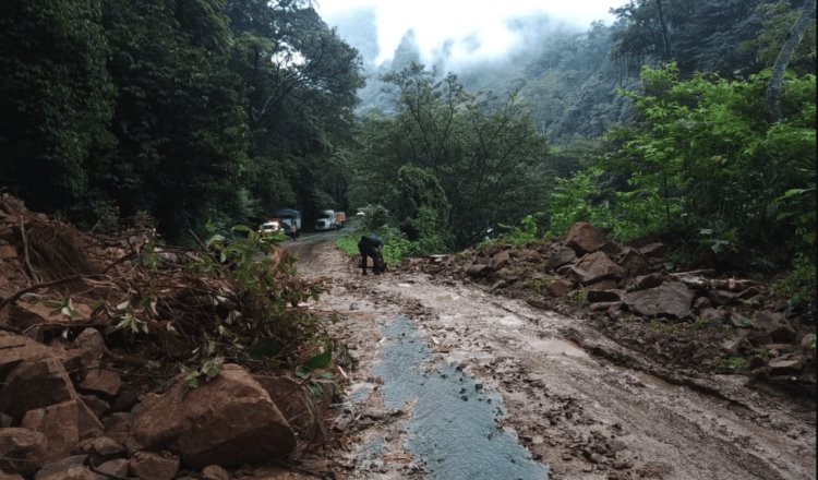 Liberan de material pétreo y tierra… carretera Villahermosa-Escopetazo