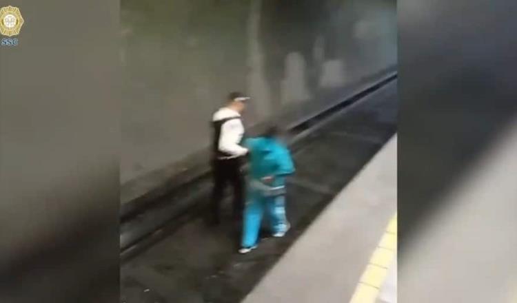 Mujer se desmaya y cae en vías del Metro; solo resultó con esguince en el tobillo