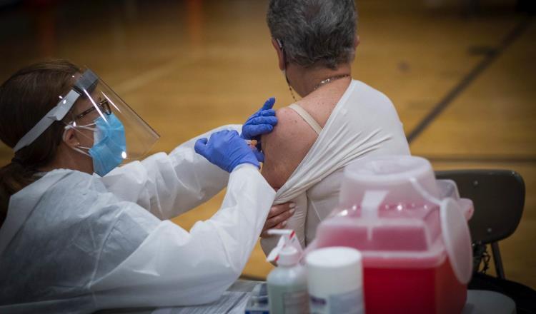 Obliga Nueva York a todos sus funcionarios a vacunarse contra COVID-19