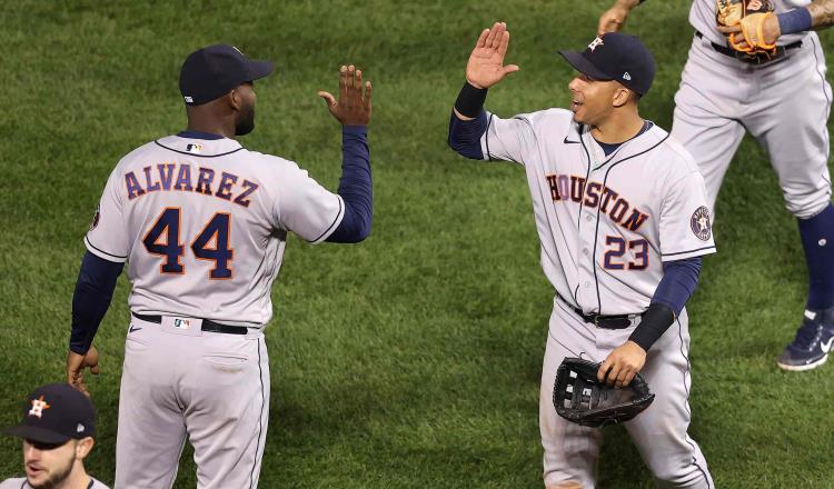 Astros dan paliza de 9-1 a Medias Rojas y están a un paso de la Serie Mundial