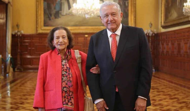 Recibe López Obrador a Ifigenia Martínez en Palacio Nacional