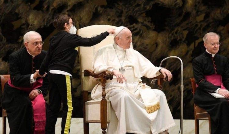 Niño con discapacidad sube al estrado para pedirle el solideo al Papa Francisco