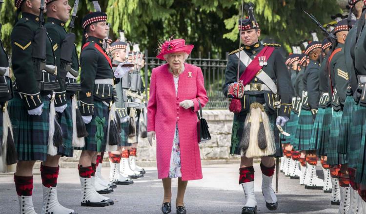 Hospitalizan a la reina Isabel II; suspende viaje a Irlanda del Norte