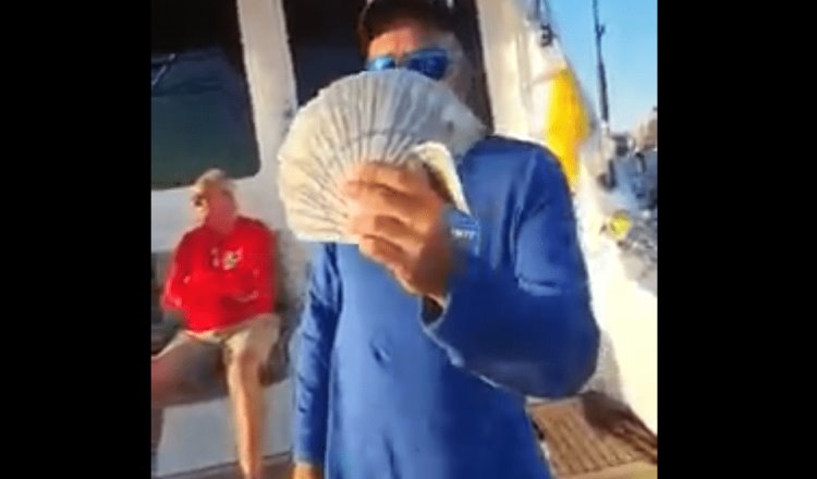 Desde un yate, turista arroja dólares en Cabo San Lucas