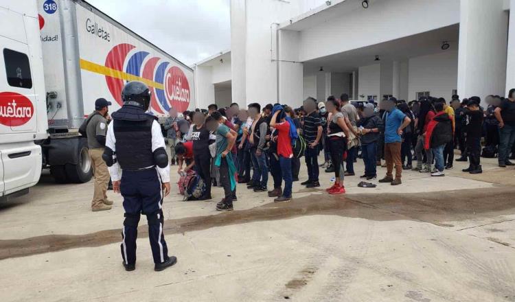 Rescata INM más de 300 migrantes hacinados en camión de empresa de galletas en Veracruz