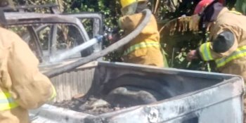 Se incendia camioneta en la Villahermosa-Macuspana; tripulantes salen ilesos