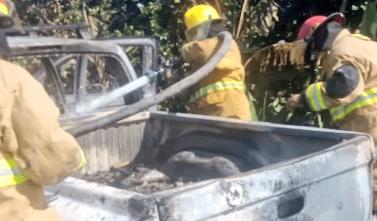 Se incendia camioneta en la Villahermosa-Macuspana; tripulantes salen ilesos