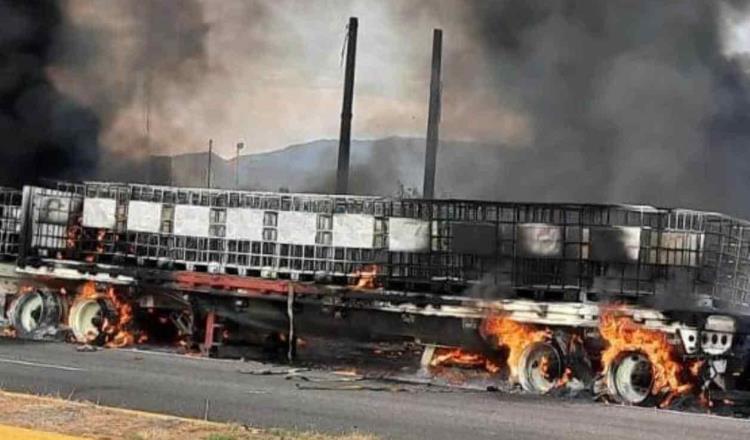 Consume fuego a tráiler en la carretera Tehuantepec-Salina Cruz de Oaxaca