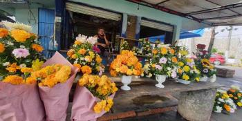 Se preparan panteones y floristas para recibir visitantes el dos de noviembre