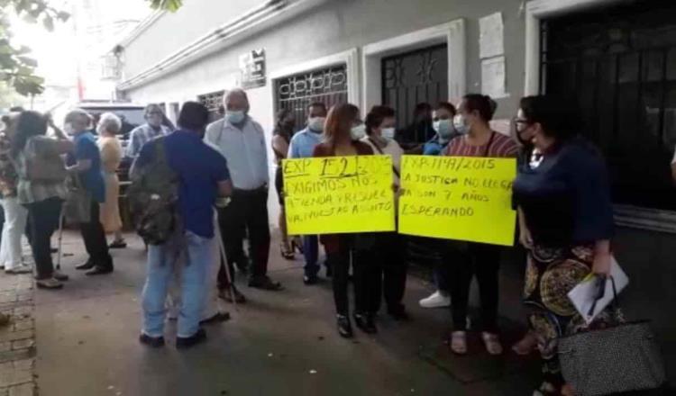 Protestan trabajadores del IMSS y PEMEX ante JFCYA