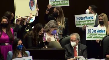 Panistas regalan lápida a Jorge Alcocer durante su comparecencia en la Cámara de Diputados