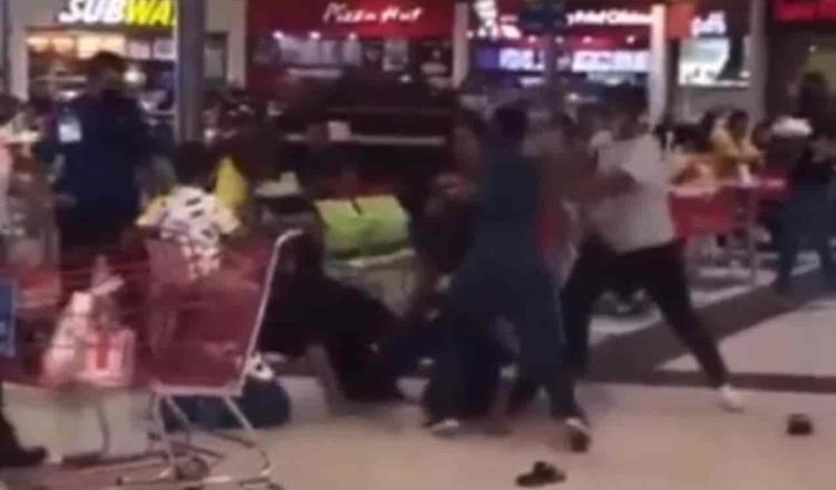 Familias en Apodaca se “agarran” a golpes en plaza comercial… por una mesa