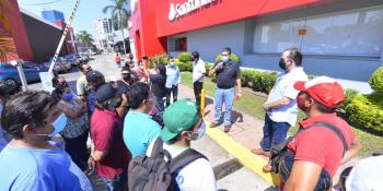 Personal de la Subdelegación de Segob en Tabasco se acercan a trabajadores de Pemex en plantón permanente