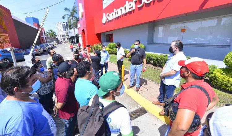 Personal de la Subdelegación de Segob en Tabasco se acercan a trabajadores de Pemex en plantón permanente