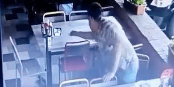 Captan a hombre robando el pago de una cuenta en restaurante