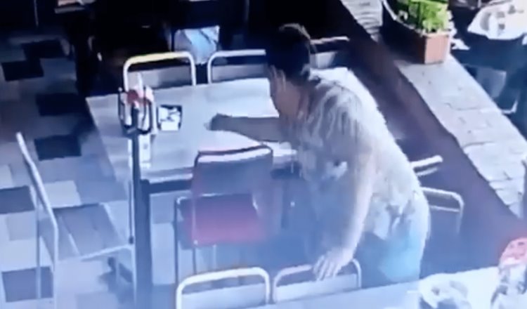 Captan a hombre robando el pago de una cuenta en restaurante